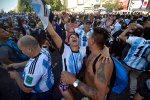 aficionados viendo partido futbol argentina italia