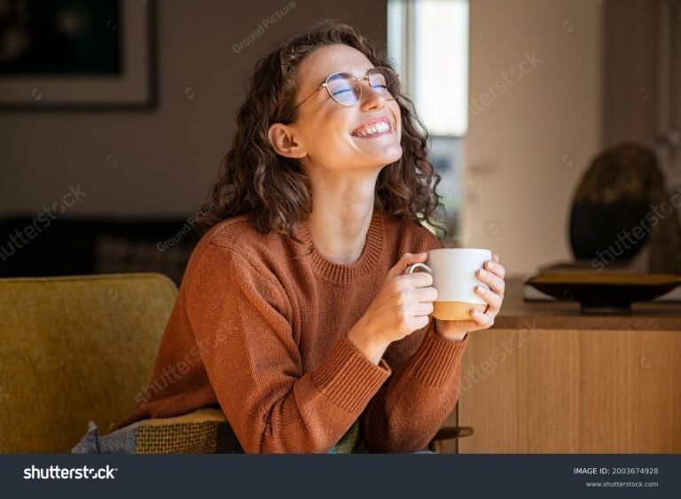 Cuáles Son Las Mejores Frases Para Arrancar El DÃa Con EnergÃa 19 amanecer con persona sonriente y taza cafe