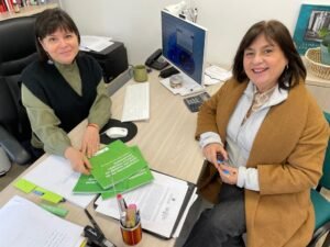 asistente escolar entregando documentos oficina educativa