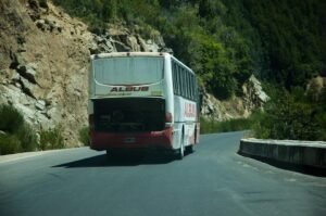 autobus circulando en ruta rural argentina