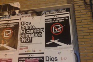 casa con cartel de exencion impositiva jubilados