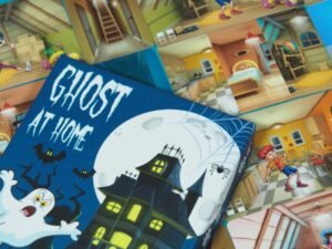 casa encantada con ninos curiosos jugando