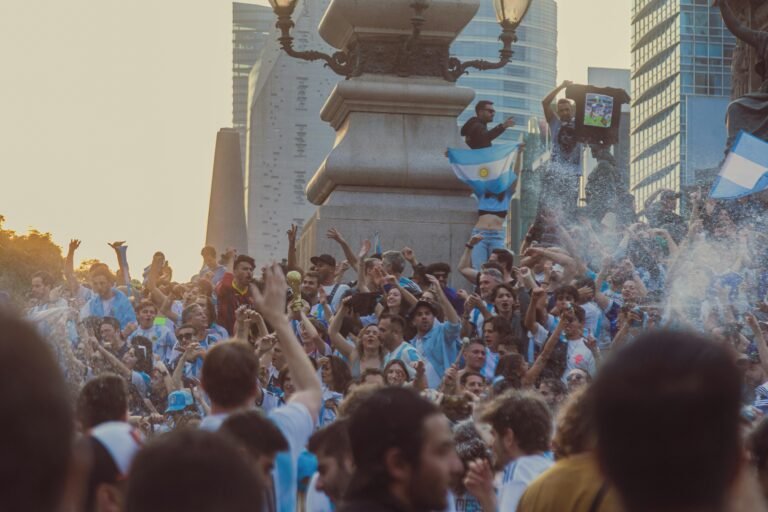 Qué significa la expresión "Me fui mundial" en Argentina 13 celebracion alegre en fiesta argentina callejera