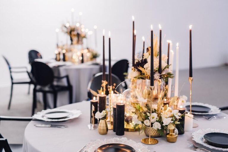 Cómo Decorar un Centro de Mesa Negro y Dorado para Tu Evento 29 centro de mesa elegante negro y dorado decorado