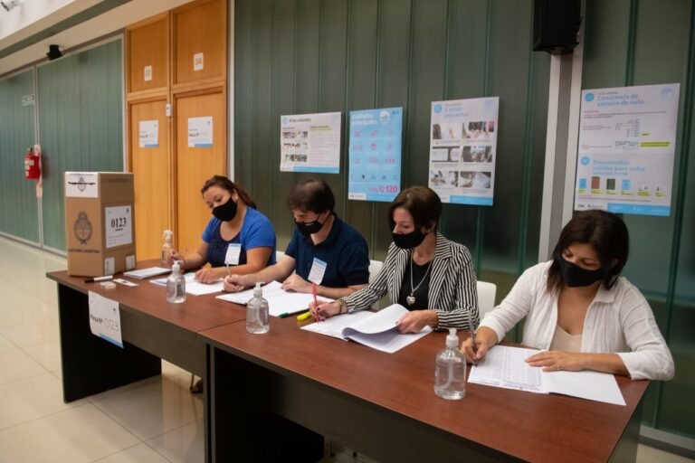 ciudadanos argentinos votando en mesa electoral