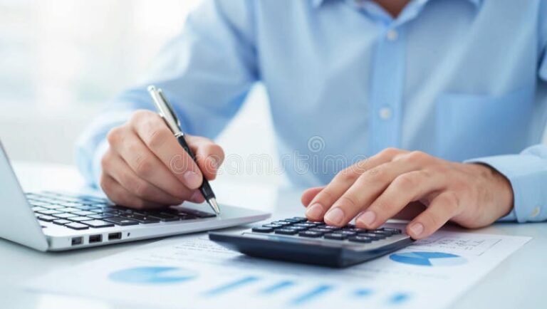 contador trabajando con documentos y calculadora