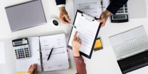 contrato laboral y calculadora sobre escritorio