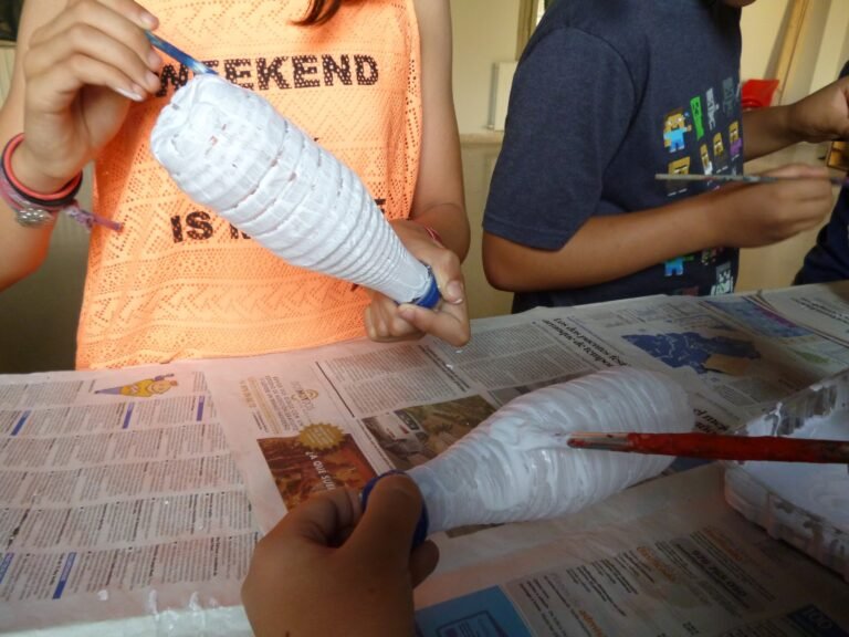 dedos manchados con pintura azul evidentes