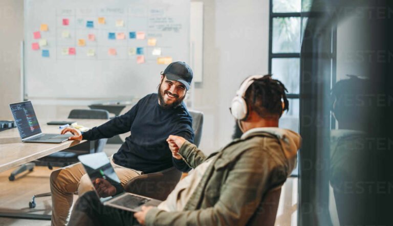 Quiénes son Santiago Borda y Marcos Olaguibet y qué hacen juntos 22 dos hombres trabajando en equipo creativo
