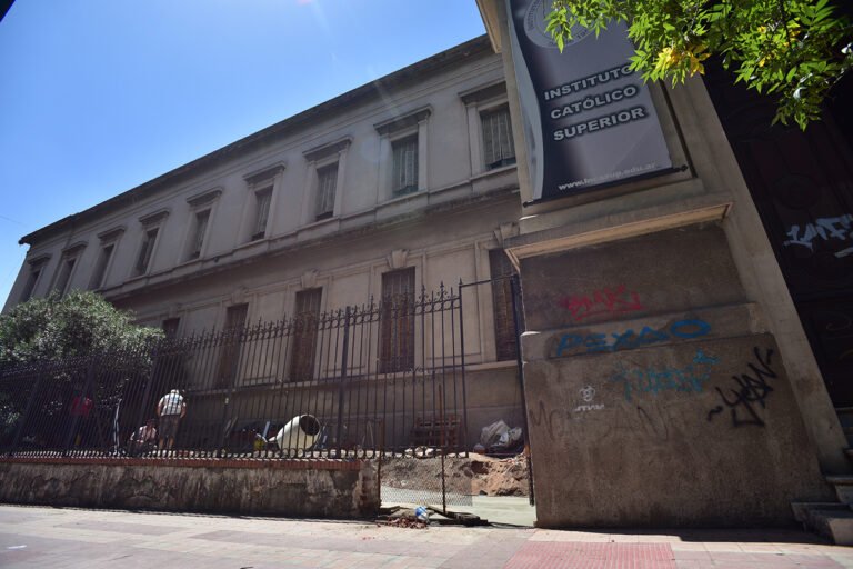 edificio instituto educativo estudiantes cordoba argentina