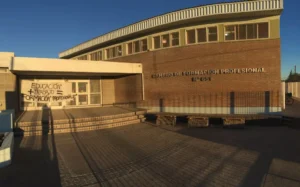 edificio moderno centro formacion puerto madryn