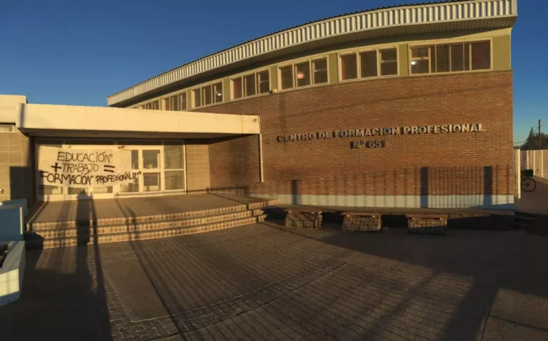 edificio moderno centro formacion puerto madryn