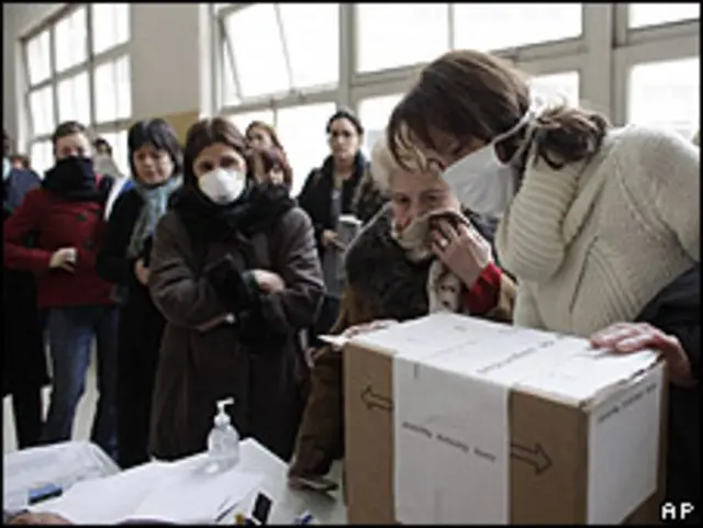 electores argentinos en fila para votar