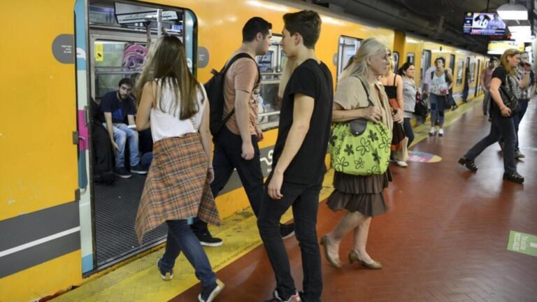 estacion de subte buenos aires con pasajeros