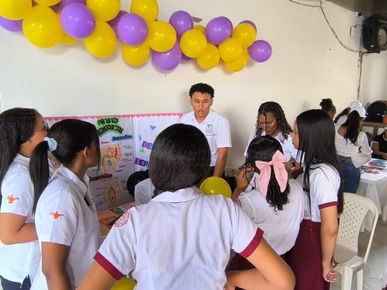 estudiante feliz con tarjeta bancaria cabal
