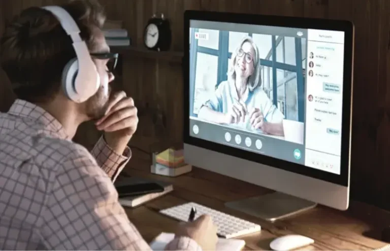 estudiante usando computadora en aula virtual