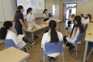 estudiantes de enfermeria en aula clinica