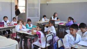 estudiantes diversos aprendiendo en aula argentina