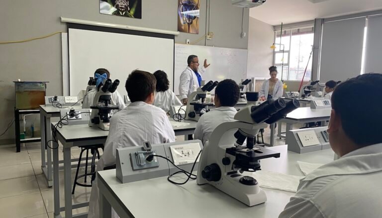 estudiantes en laboratorio de ciencias naturales