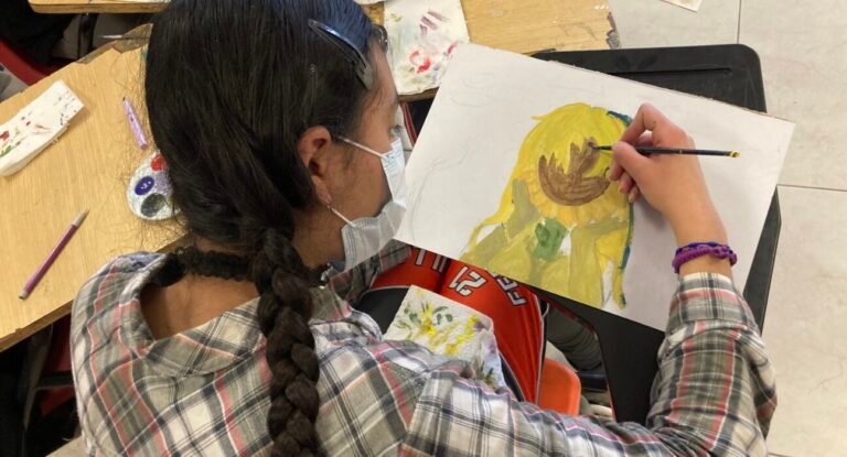 estudiantes pintando en taller de arte