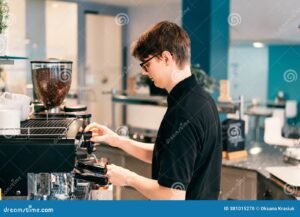 estudiantes trabajando en cafeteria moderna