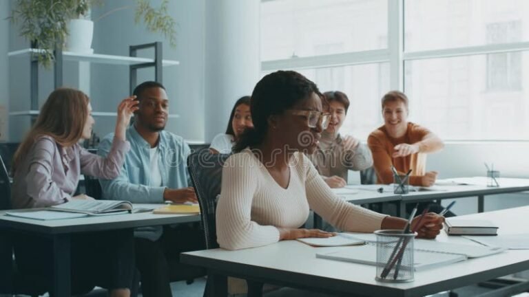 estudiantes universitarios en aula moderna
