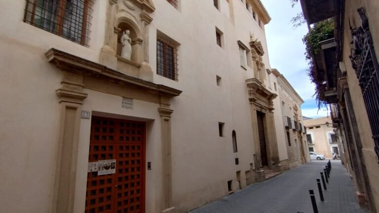 Qué servicios ofrece el Colegio Santa Clara de Asís Moreno 10 fachada colegio santa clara de asis moreno