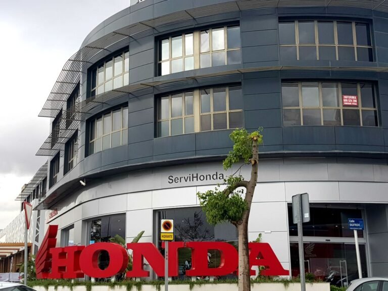 fachada concesionario honda moderna urbana