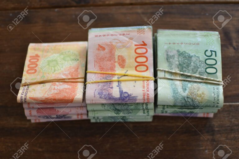 Por qué no me devuelven el IVA de las compras realizadas en Argentina 15 factura de compra y billetes argentinos apilados