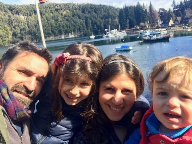 Cuándo pagan el complemento por hijo en Argentina y cómo solicitarlo 6 familia argentina con ninos felices exteriores 1