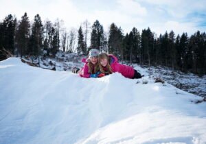 familia disfrutando nieve y actividades invernales buenos aires