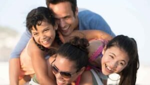 familia feliz recibiendo ayuda social