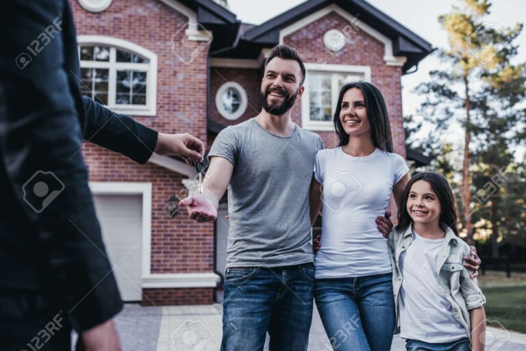 familias felices recibiendo llaves de casa nueva