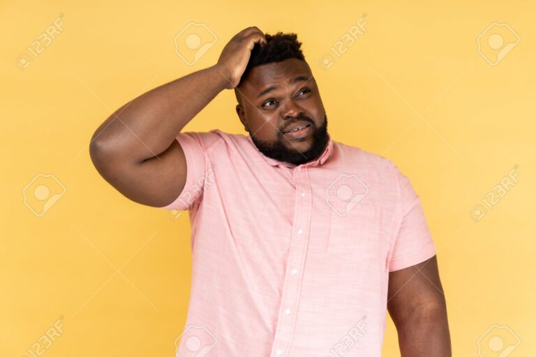 Qué piensa un hombre realmente sobre su amiga con derechos 10 hombre reflexionando con expresion pensativa