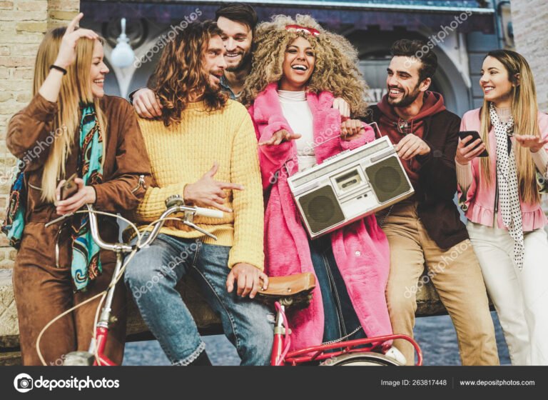 jovenes celebrando con musica y cultura urbana