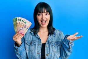 jovenes estudiando con fondo de billetes argentinos