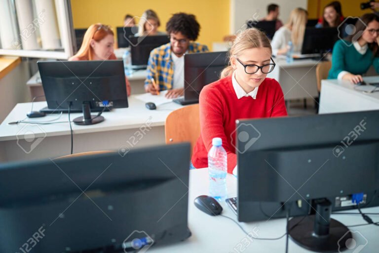 Qué carreras cortas con título oficial puedo estudiar en Argentina 30 jovenes estudiando en aula universitaria moderna