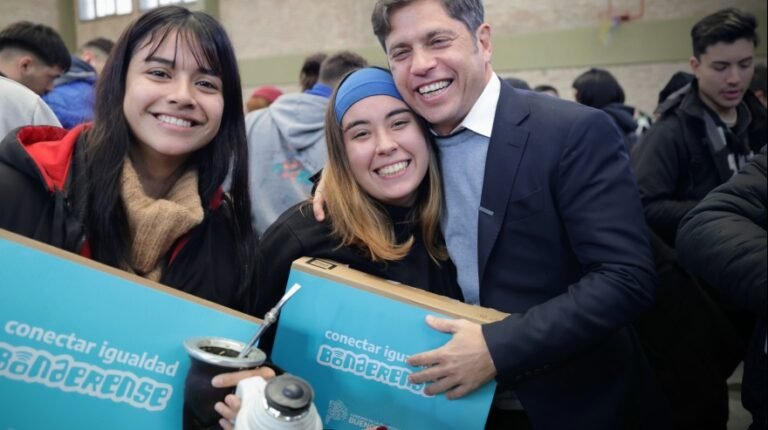 Cómo Anotarse en Buenos Aires Crea y Aprovechar sus Beneficios 12 jovenes felices usando computadora en buenos aires