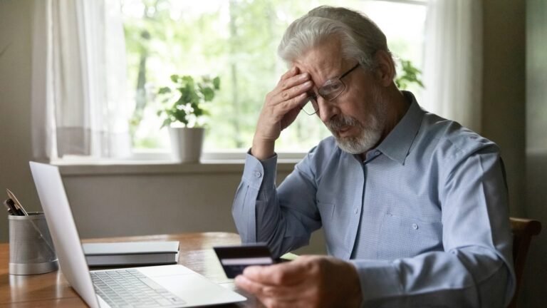 jubilado usando computadora banco digital