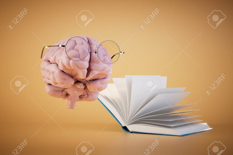 libro abierto con cerebro dibujado al lado