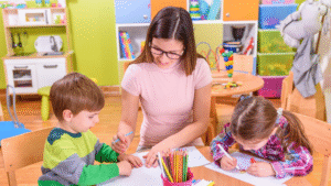 maestra integradora ensenando a ninos en aula