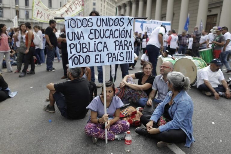 manifestacion docente con pancartas en argentina