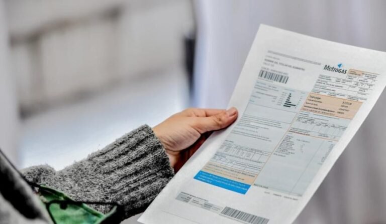 mano llenando formulario con factura luz gas