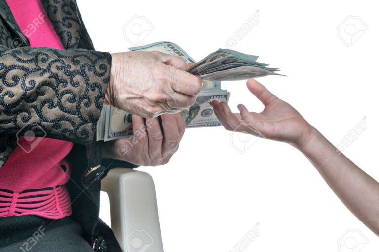 La ANSES Da Préstamos A Beneficiarios De Pensiones No Contributivas 2 manos entregando dinero efectivo a persona mayor