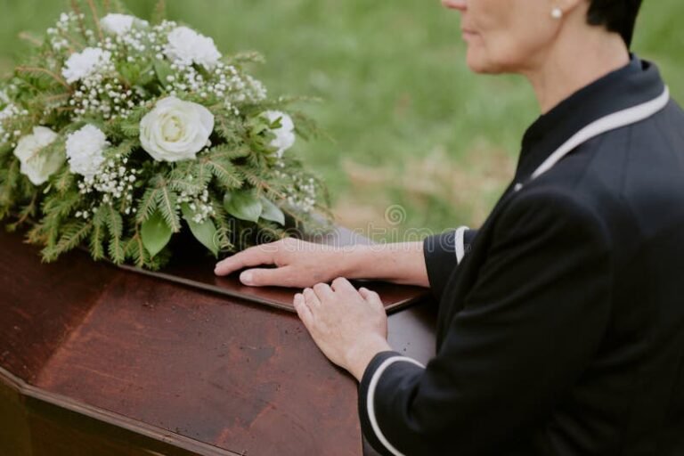 Cuáles Son Los Pasos Para La Liquidación Final De Una Empleada Doméstica Por Fallecimiento 5 manos entregando flores sobre caja funeraria