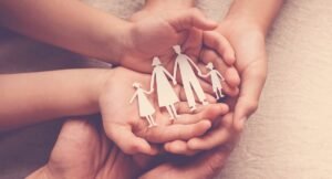 manos entregando poliza seguro vida