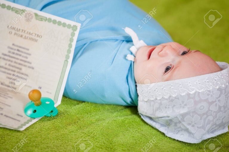 Qué documentos necesito presentar para cobrar el pago por nacimiento 18 manos sosteniendo certificado de nacimiento bebe