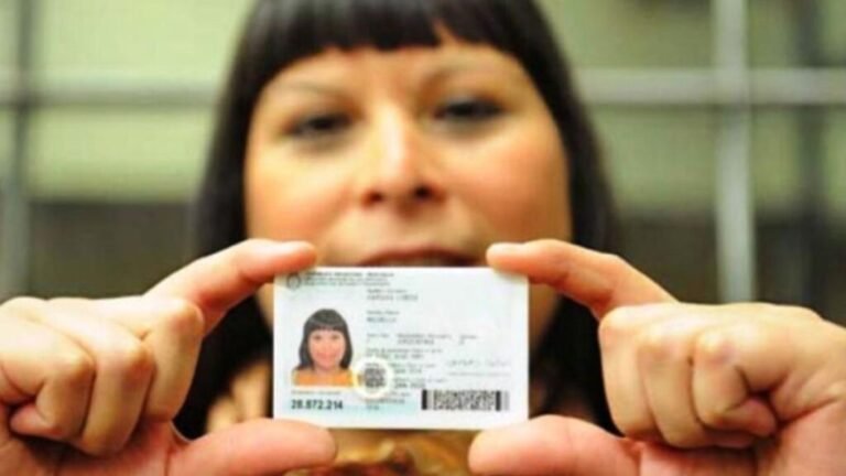Cómo puedo saber el número de trámite de mi DNI en Argentina 4 manos sosteniendo dni argentino actualizado