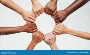 manos unidas con simbolos de derechos humanos