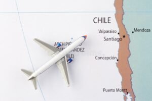 mapa chile argentina con paquete y avion
